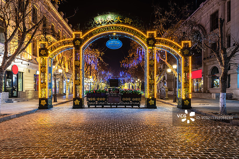 冬天中国黑龙江哈尔滨的中央大街入口夜景图片素材