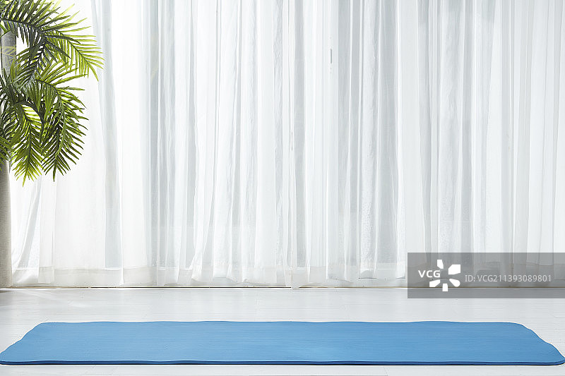 公寓里的瑜伽垫图片素材