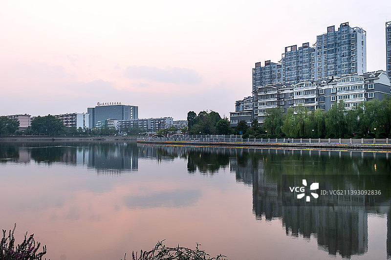 傍晚黄昏泰州东城河风景区泰州汽车运西站图片素材