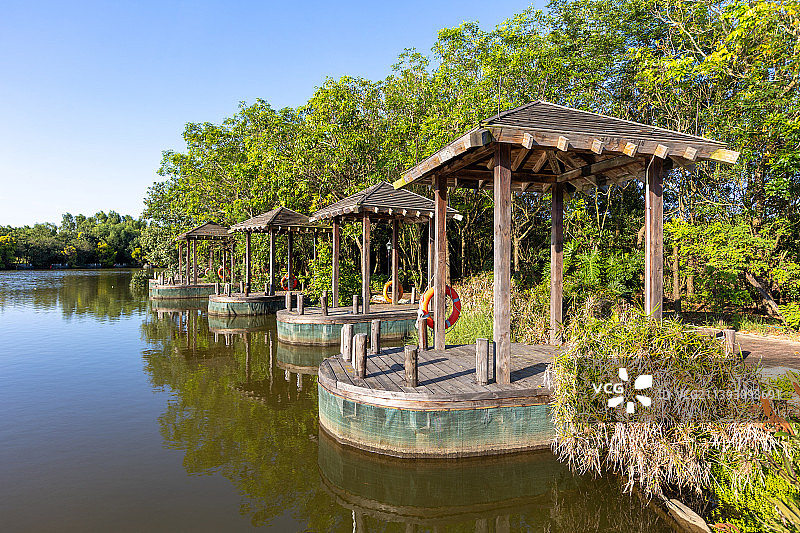 夏季南沙湿地公园湖边的钓台图片素材