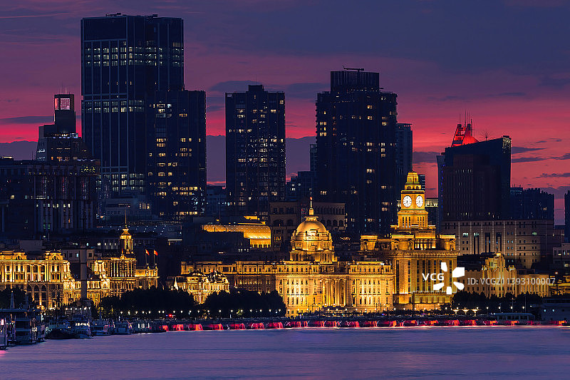 上海外滩万国建筑群夏日泛光照明夜景图片素材