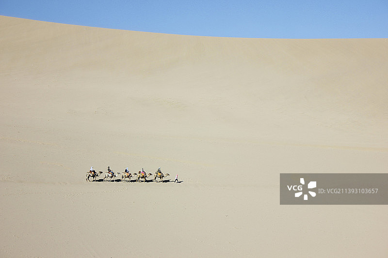 沙漠中的驼队图片素材