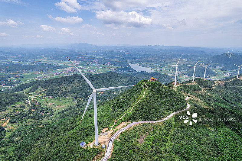 山峰上的电力风车图片素材