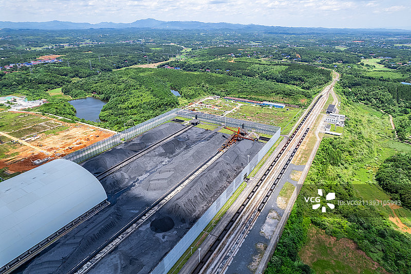 煤炭运输火车和堆煤场图片素材