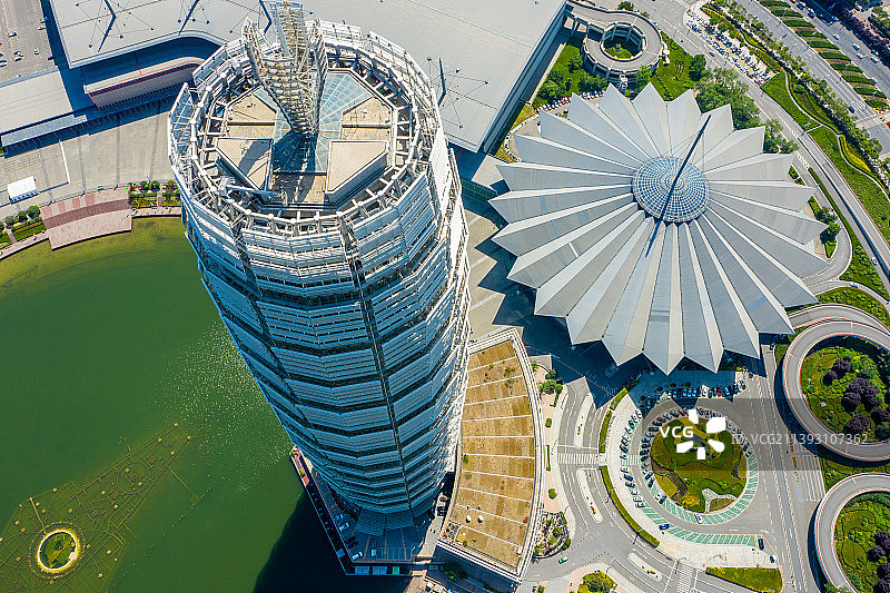 航拍河南郑州郑东新区CBD如意湖畔大玉米千玺广场图片素材