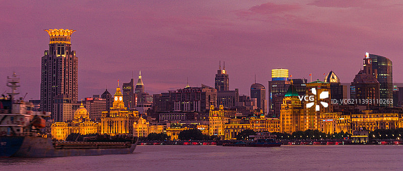上海外滩紫色晚霞天空历史建筑群黄浦江轮船风光图片素材