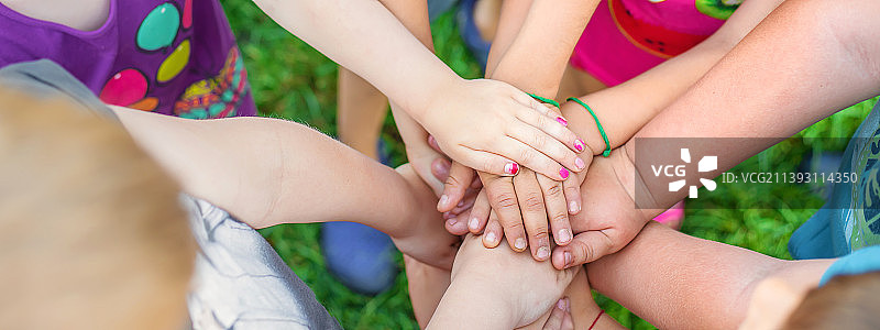 儿童手部特写：街头游戏图片素材