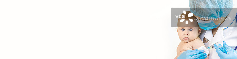 医生在医院给婴儿接种疫苗图片素材