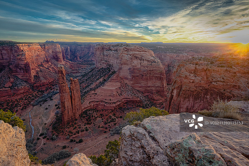 日落时天空下的壮丽岩层景观图片素材
