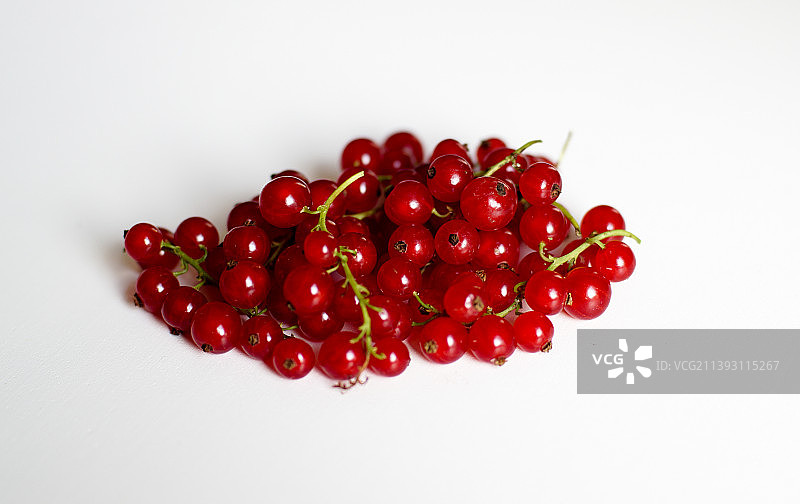 白色背景下的樱桃特写，爱沙尼亚图片素材