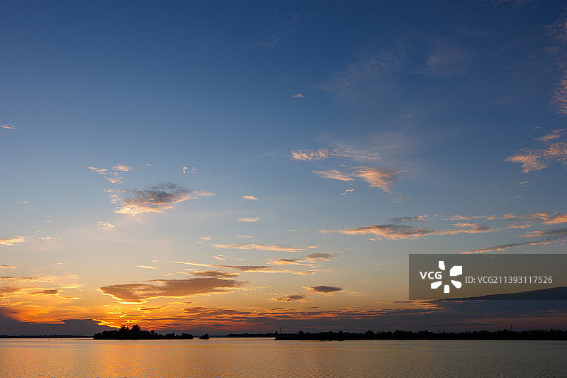 夏日清晨火烧云图片素材