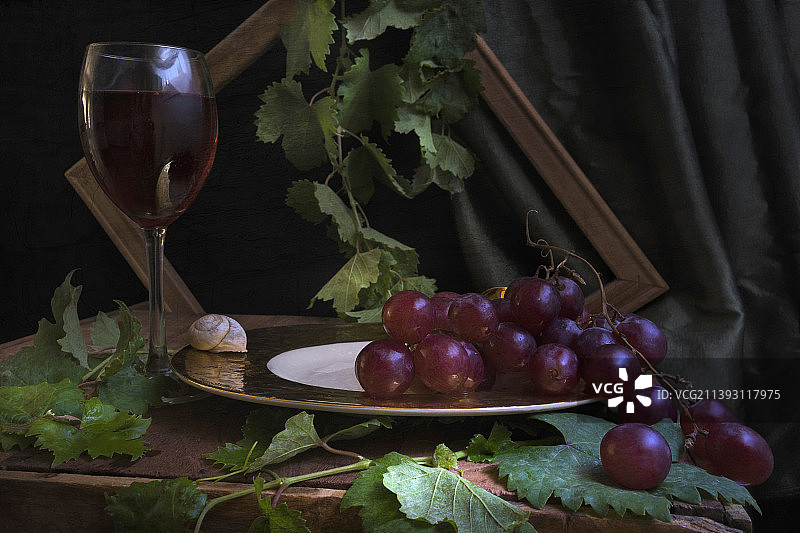 装饰桌上葡萄酒与葡萄特写图片素材