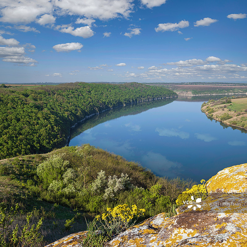 乌克兰切尔诺夫策州德涅斯特河峡谷的壮丽春景图片素材