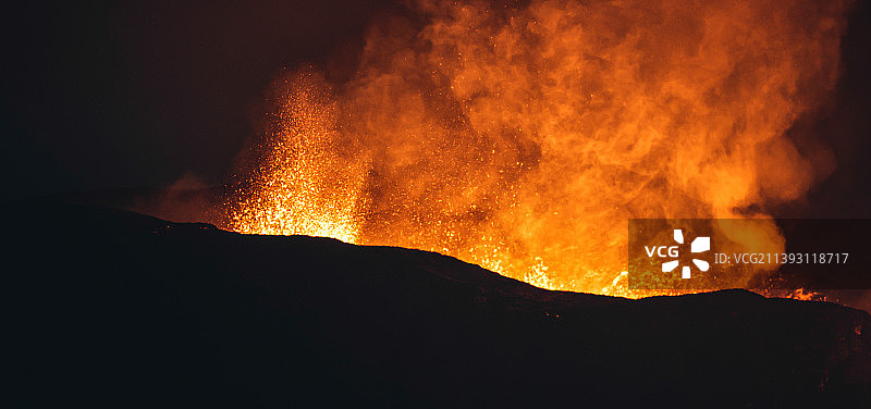 夜幕下的熔岩景观图片素材
