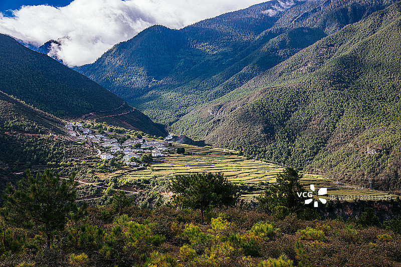 云南香格里拉藏寨，峡谷中的藏寨图片素材