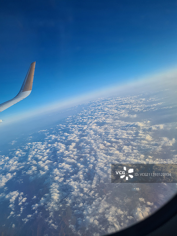 空中俯瞰飞机飞行图片素材