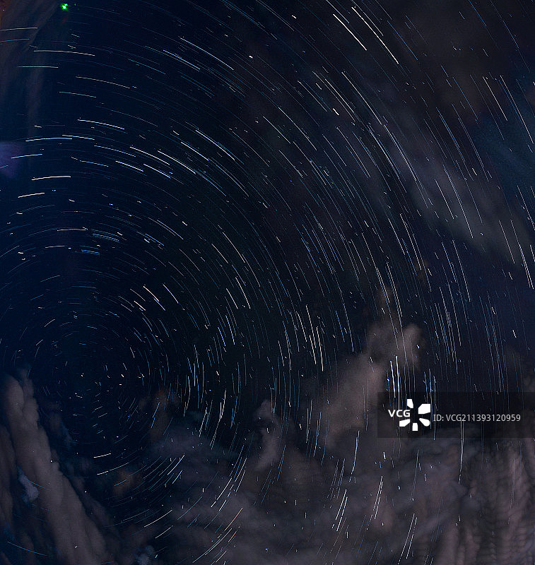 低角度拍摄的夜间星空图片素材