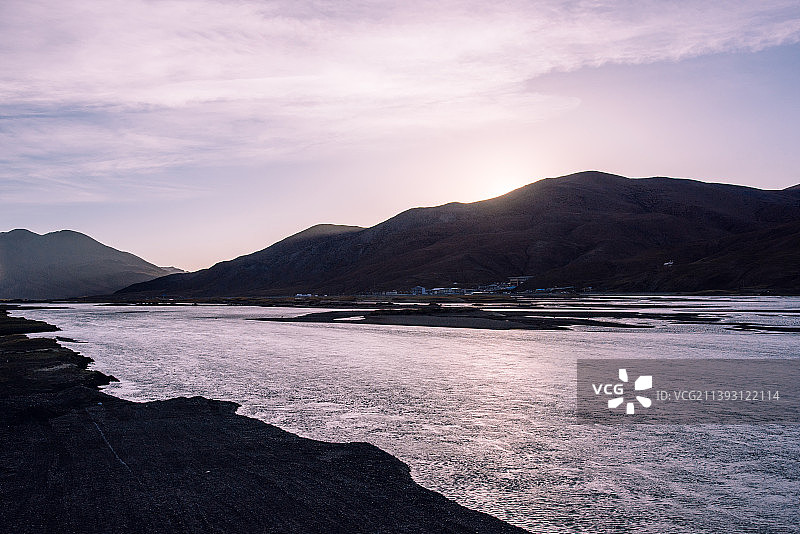 中国西藏，夕阳下的美丽雪山与河流图片素材