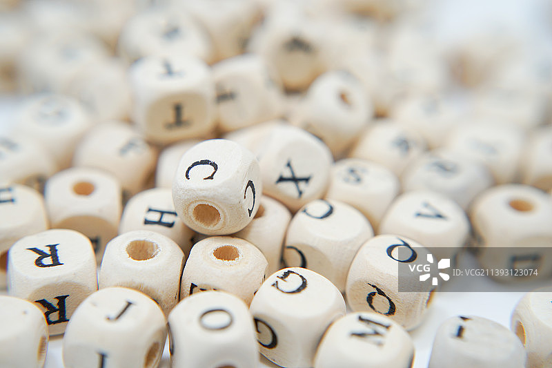 地板上的字母方块图片素材