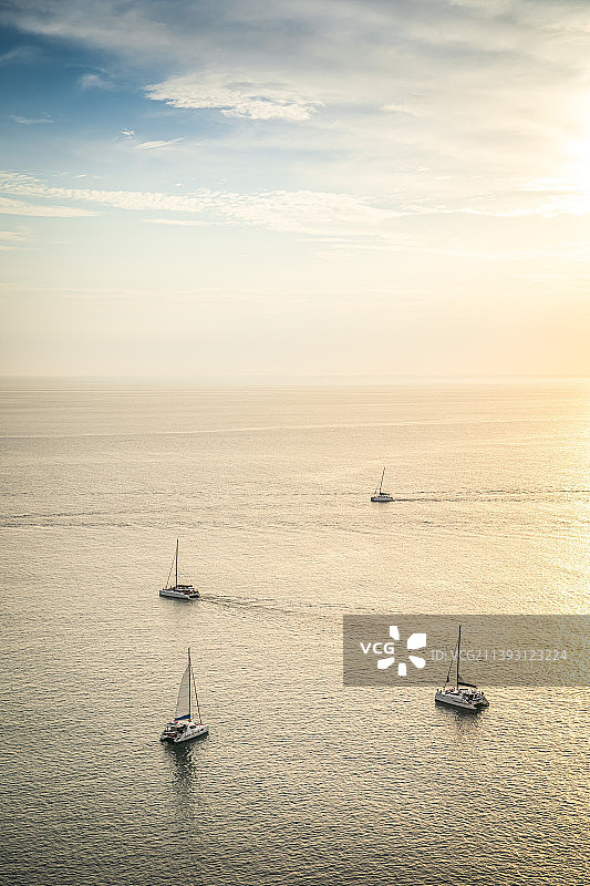 普吉岛安达曼海日落时分的船图片素材