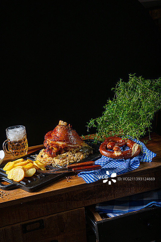 乡村风味猪肘配酸菜、甜芥末和炸土豆图片素材