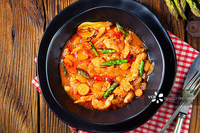 色彩鲜艳的土耳其烩鸡，配芦笋和辣椒粉图片素材