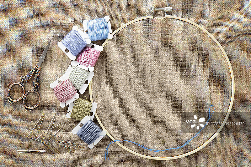 桌子上的线轴与缝纫物品俯视图图片素材