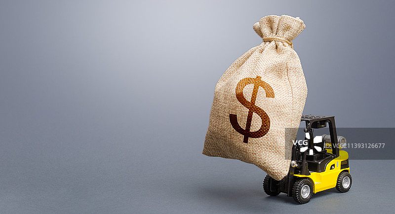 叉车搬运美元钱袋图片素材