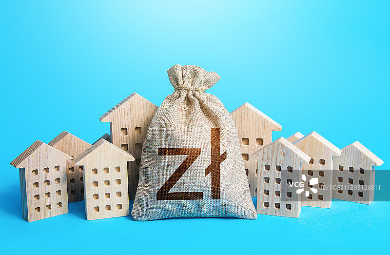 城镇房屋模型中的波兰兹罗提钱袋，乌克兰图片素材