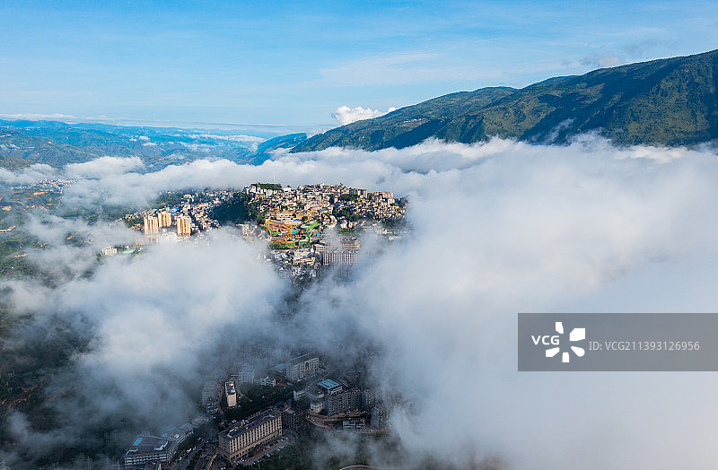 航拍云雾缭绕的梯田村庄图片素材