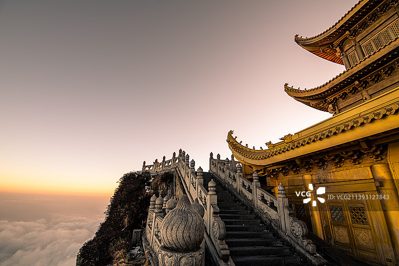 峨眉山金顶金殿夕阳图片素材