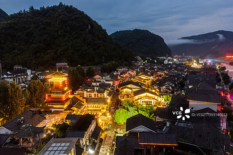 夜幕降临时的溪边小镇图片素材