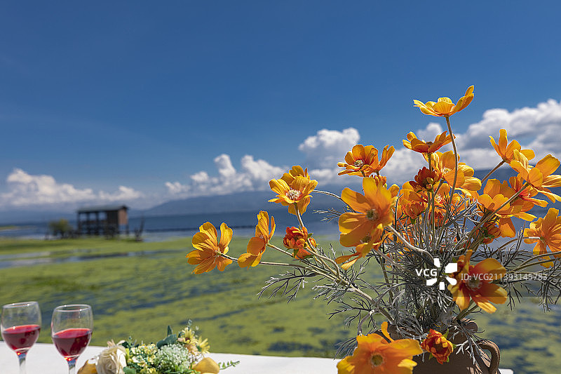 洱海边的餐桌-云南大理洱海图片素材