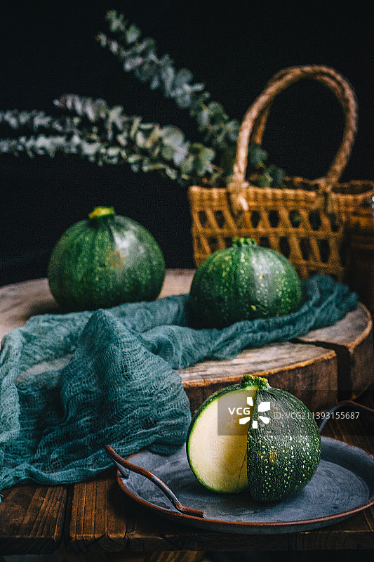 新鲜的日本小南瓜，切开摆放在砧板上图片素材