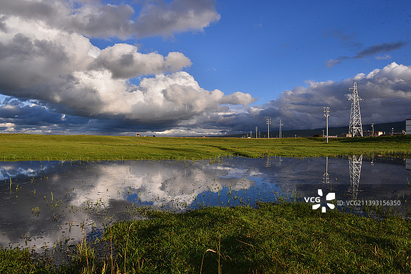 暴雨后的湖边倒影图片素材