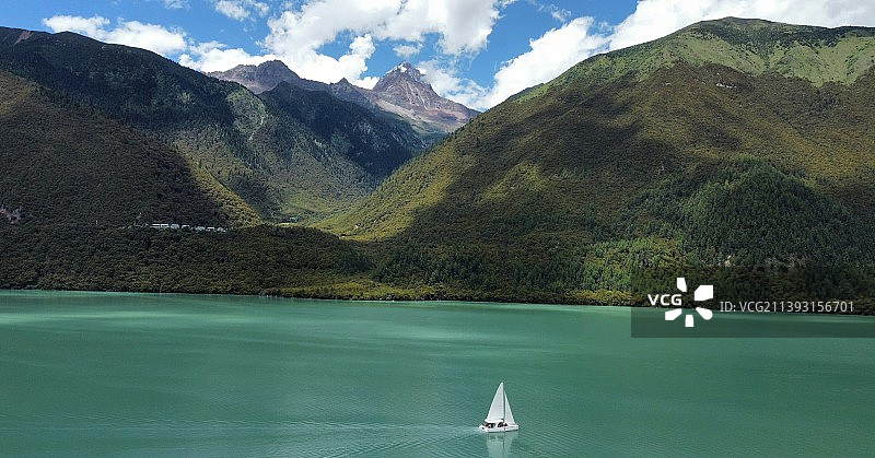 巴松措，绿宝石般镶嵌在林芝的山水之间图片素材