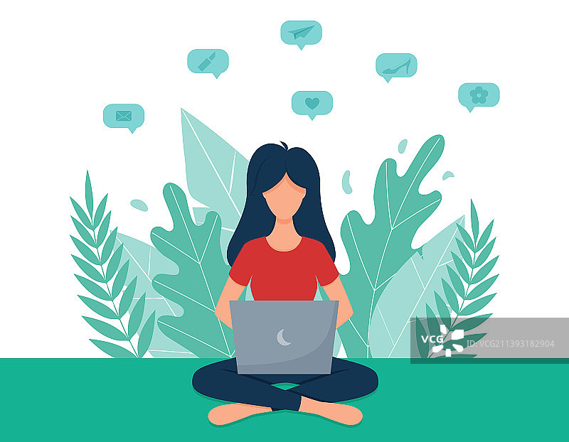 一位深色头发的女性自由职业者坐着图片素材