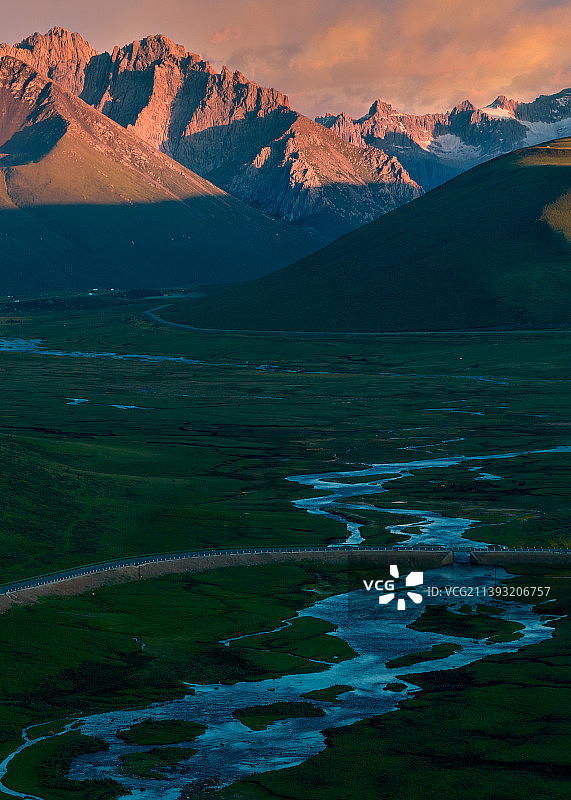 夕照金山图片素材