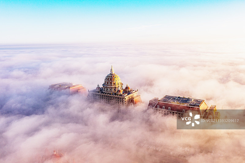 2022年7月15日，在山东烟台市蓬莱区拍摄的如仙似幻的平流雾美景图片素材