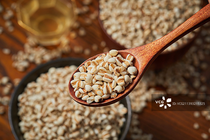 桌面上有一些薏米图片素材