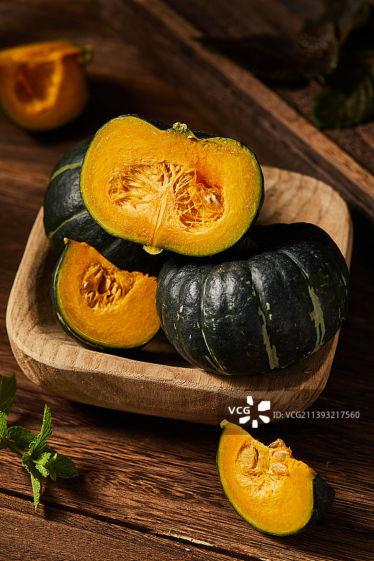 木桌面上有一些贝贝南瓜图片素材