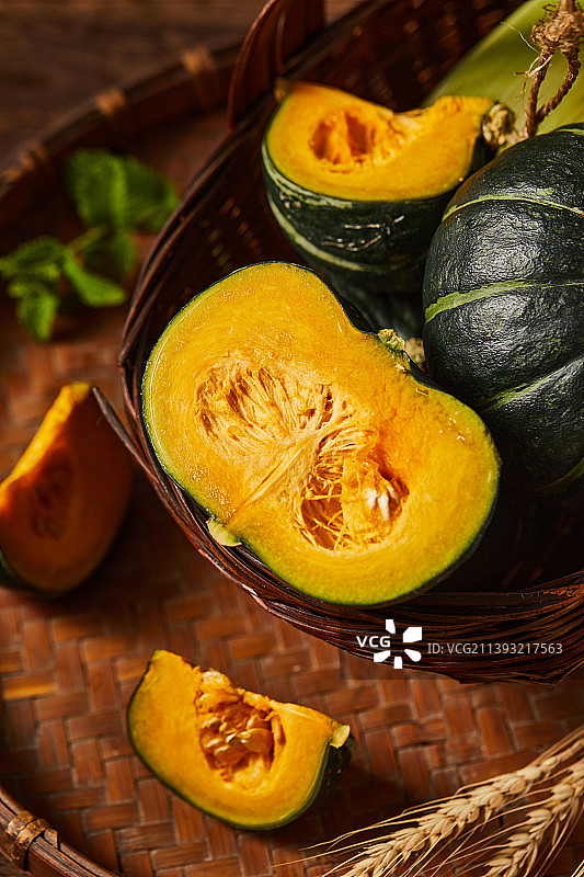 木桌面上有一些贝贝南瓜图片素材