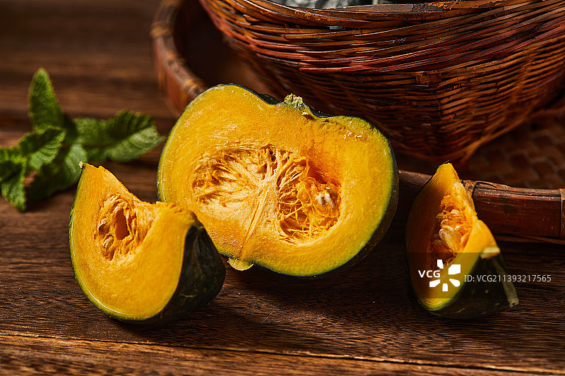 木桌面上有一些贝贝南瓜图片素材