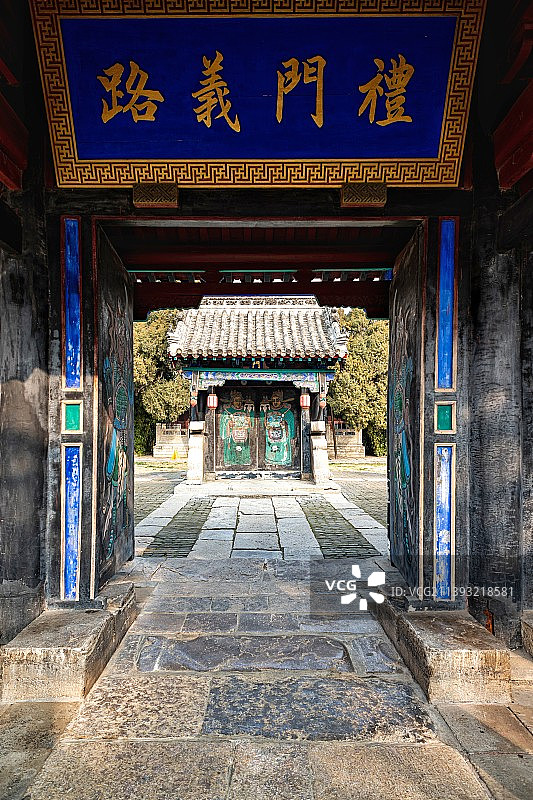 中国山东济宁邹城三孟景区孟府里的礼门义路建筑景观门图片素材