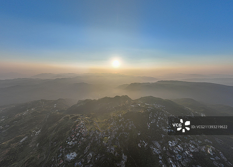 无人机视角，航拍福州鼓岭日出图片素材