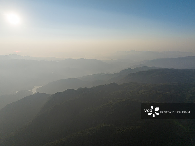 无人机视角，航拍福州鼓岭日出图片素材