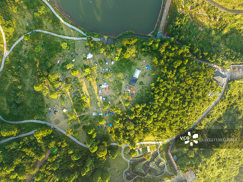 无人机视角，航拍福州鼓岭露营基地图片素材