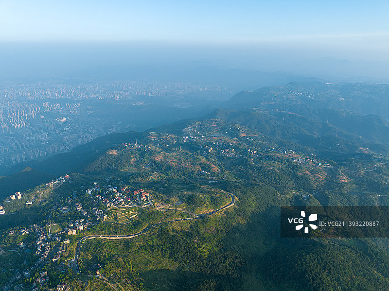 无人机视角，航拍福州鼓岭城市晨曦图片素材