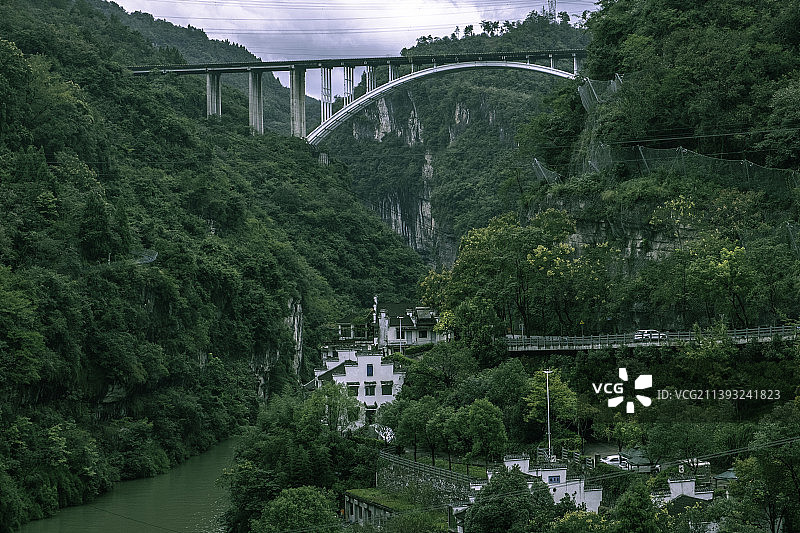 宜昌市夷陵区三游洞桥头 悬崖上的餐厅图片素材