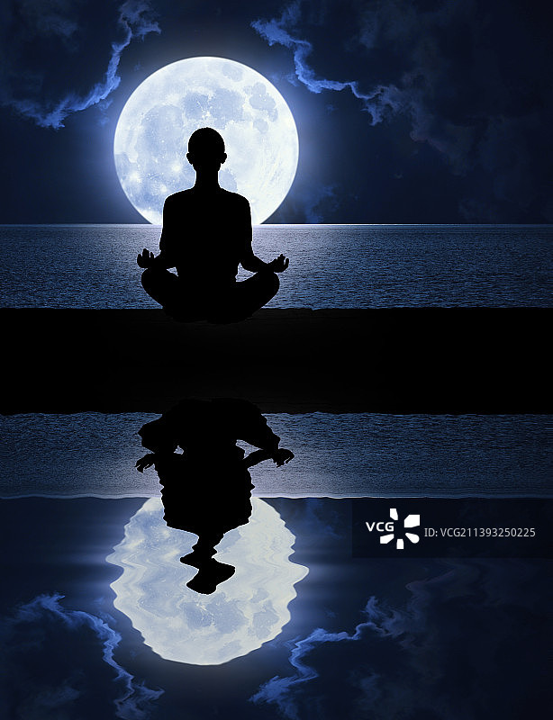 一个女子月光下瑜伽剪影和水面倒影图片素材